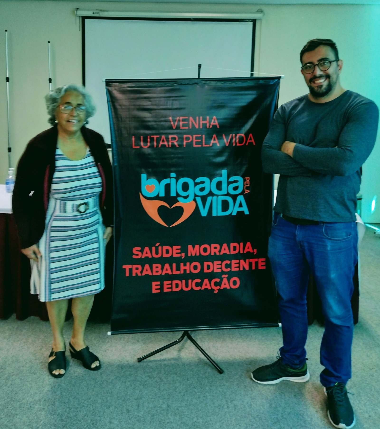 EDNA E LUIS COM BANNER DA BRIGADA
