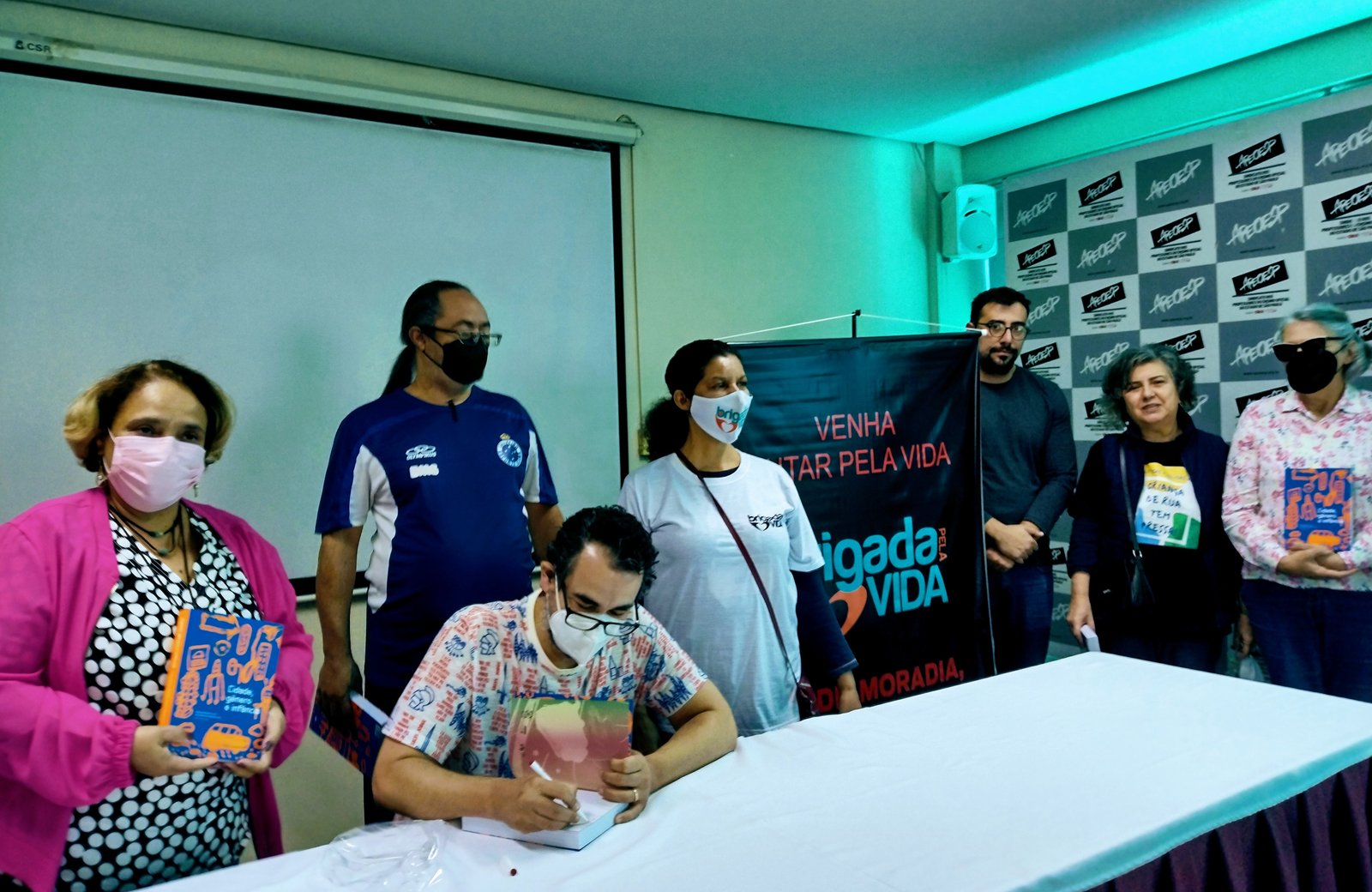 RODRIGO AUTOGRAFANDO LIVRO COM DIRETORES DA BRIGADA