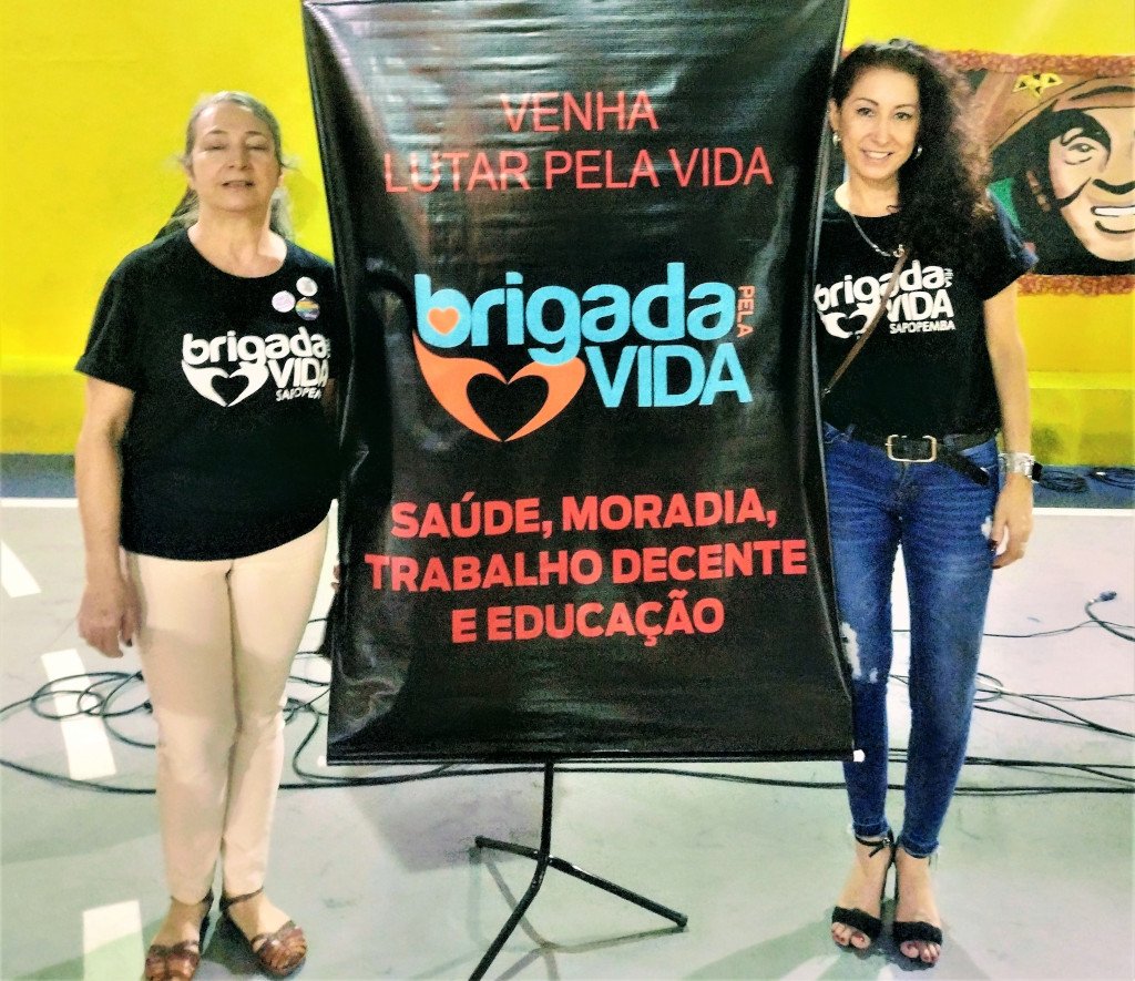 Regina  ,  Rosangela e banner da Brigada