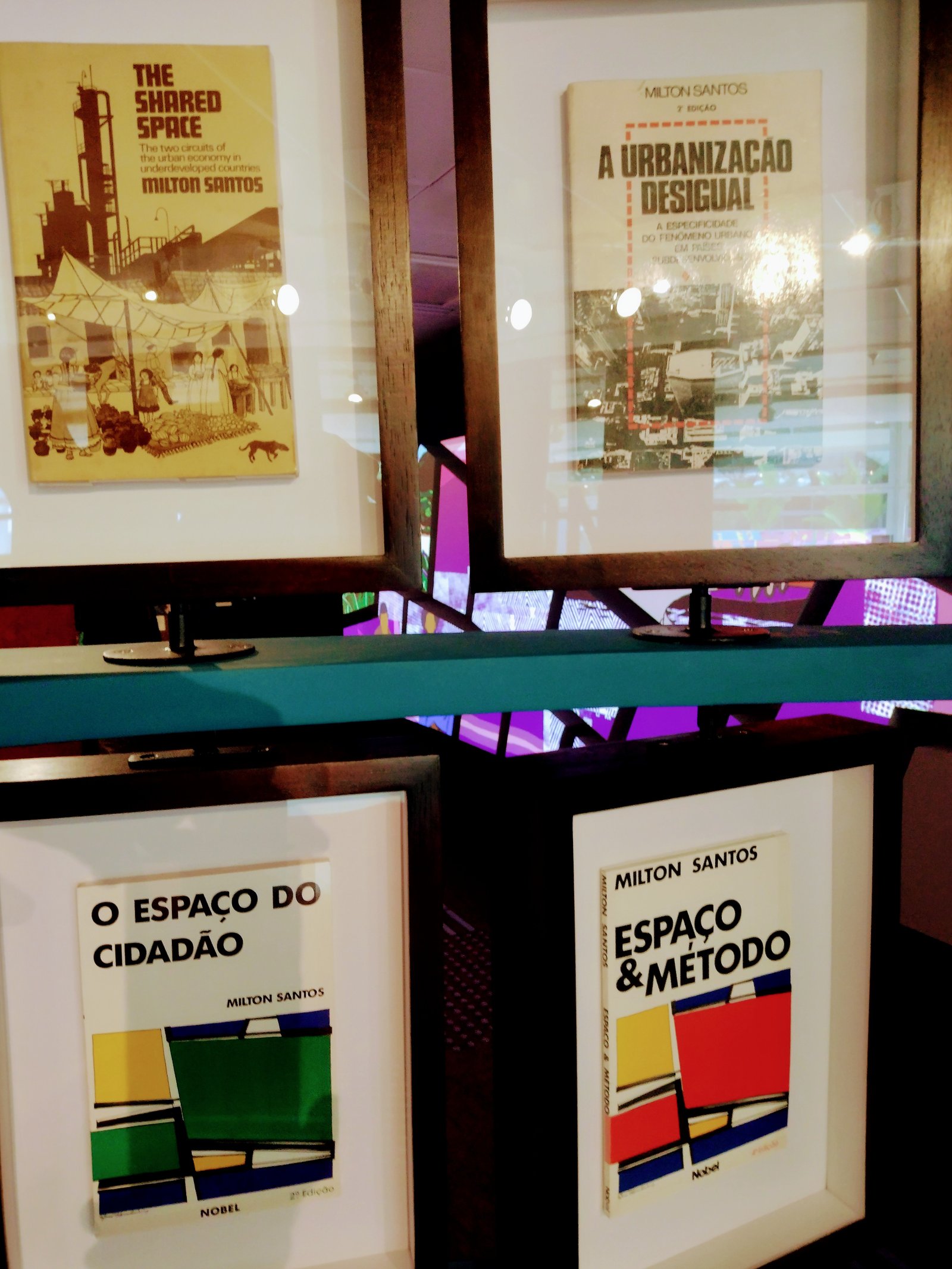 MILTON SANTOS CAPA DE LIVROS NA OCUPAÇÃO