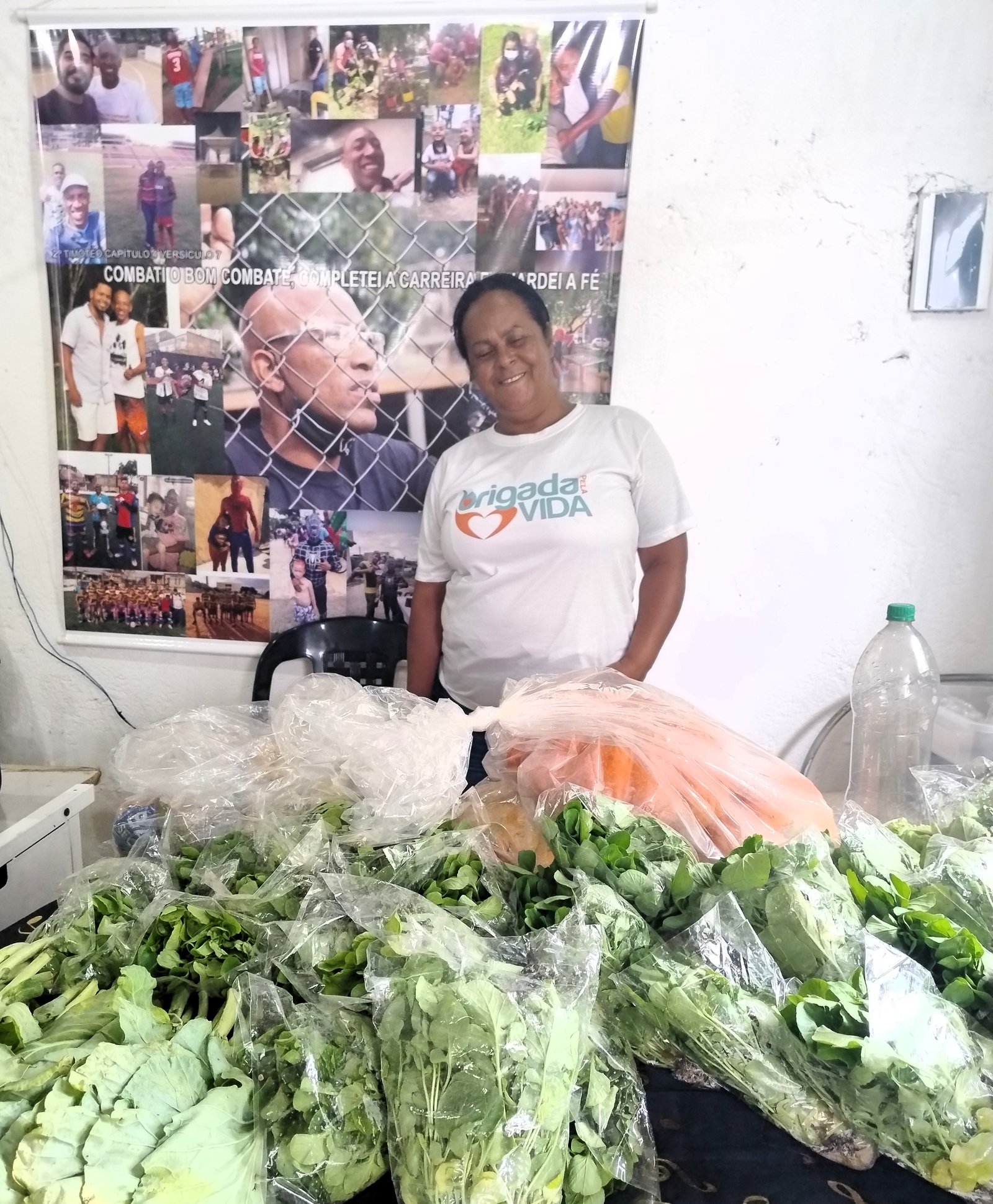 Cida com produtos a serem doados no dia 11 de março